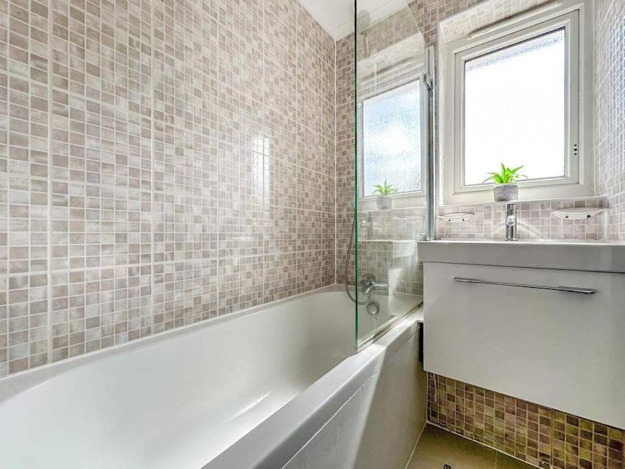 New Cosy Luxury 3 Bedroom House In Battersea ロンドン エクステリア 写真